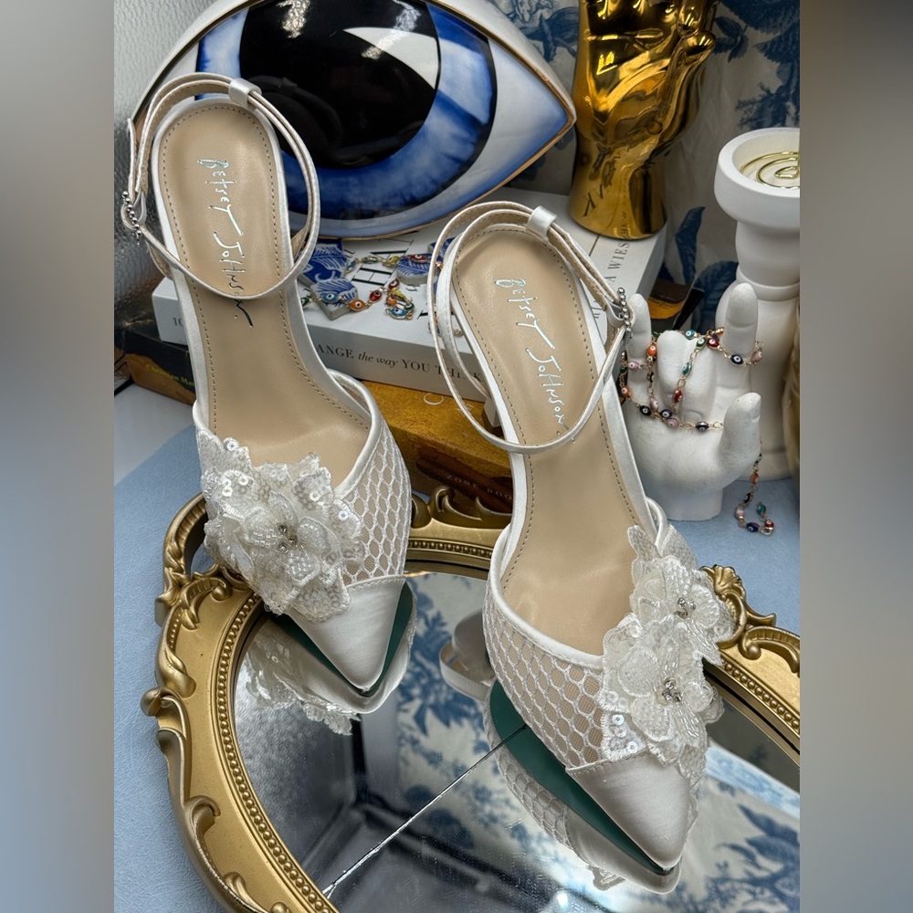 🆕 BETSEY JOHNSON 🧿 NWOB Susie Ivory Mesh Floral Embroidered Pump, Sz US 7 - Picture 6 of 15